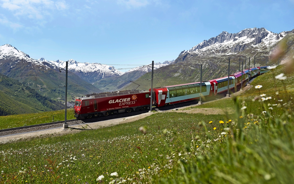 Glacier Express am Oberalp Pass - swiss-image.ch/Stefan Schlumpf