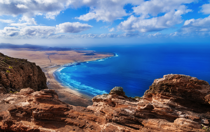 Blick vom Aussichtspunkt El Risco de Famara auf den El Bosquecillo Nationalpark - © cristianbalate - stock.adobe.com