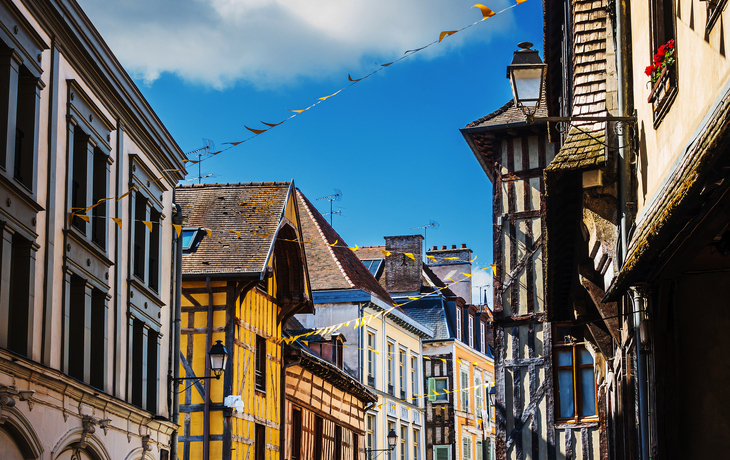 mittelalterliche Fachwerkhäuser auf dem Marktplatz in Troyes