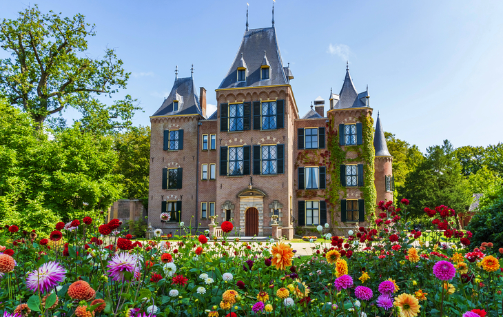 Schloss in Lisse mit den bunten Dahlien im Vordergrund - © emma schmitz - stock.adobe.com