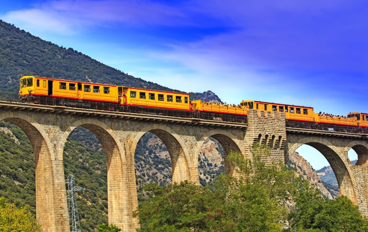 Petit train jaune in den französischen Pyrenäen - © Charles LIMA - stock.adobe.com