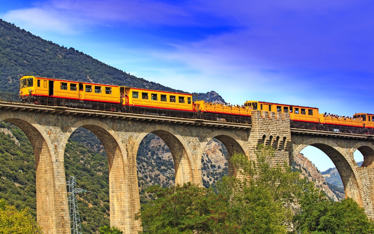 Petit train jaune in den französischen Pyrenäen - © Charles LIMA - stock.adobe.com