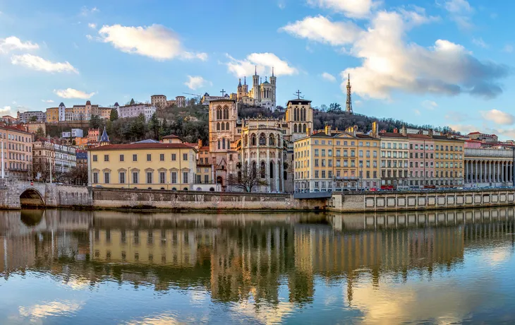 © nomadkate - stock.adobe.com - Kathedrale Saint Jean und Basilika Notre-Dame de Fourvière in Lyon