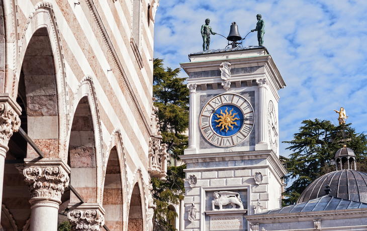 Uhrturm der Loggia di San Giovanni und Statue des Herkules in Udine - © Franco Nadalin