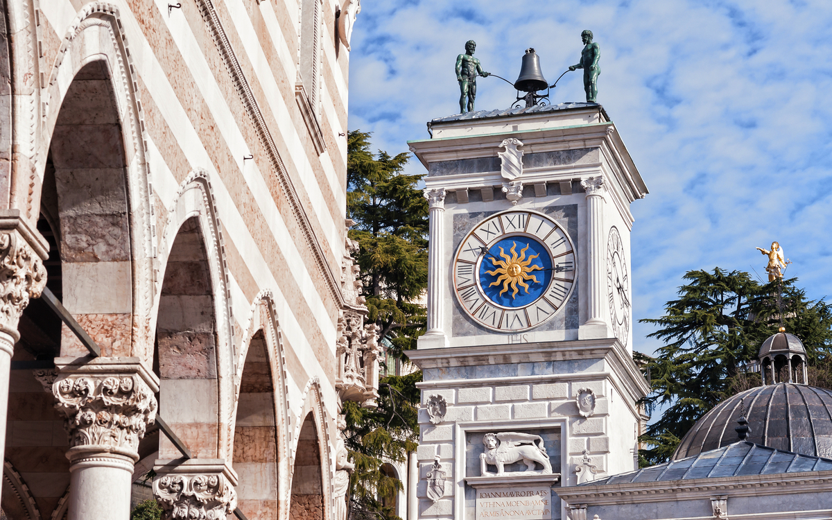 Uhrturm der Loggia di San Giovanni und Statue des Herkules in Udine - © Franco Nadalin