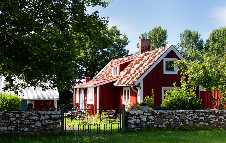 typisches, rotes Holzhaus in Schweden auf der Insel Öland