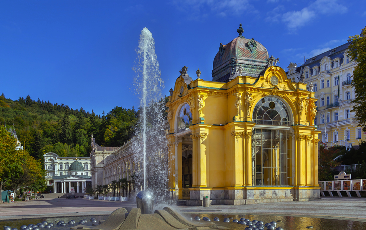 © borisb17 - stock.adobe.com - Kurhaus am Kurpark in Marienbad, Tschechien