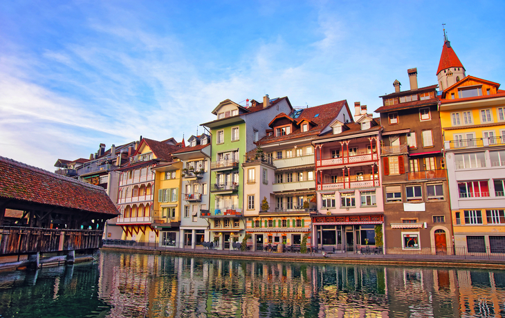 Stadtkirche und Brücke am Ufer in der Altstadt von Thun in der Schweiz - © Roman Babakin - stock.adobe.com