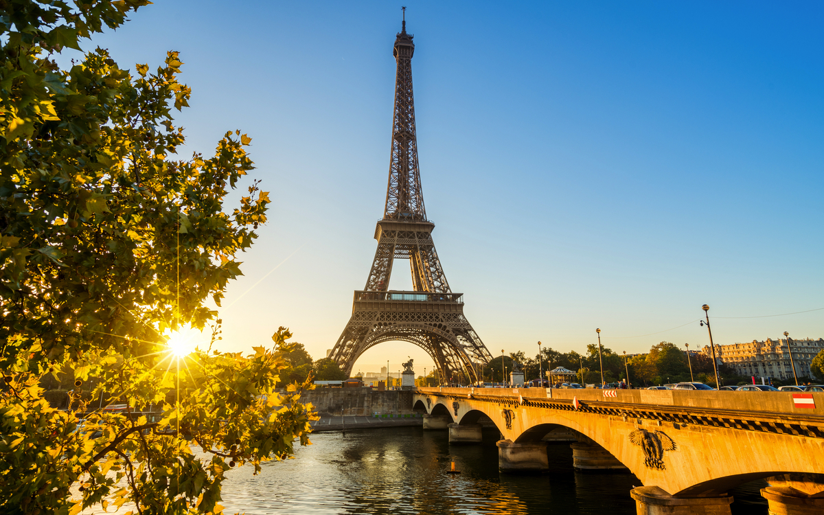 der Eiffelturm und die Seine bei Sonnenuntergang in Paris, Frankreich - © Engel Drohnenpilot - stock.adobe.com