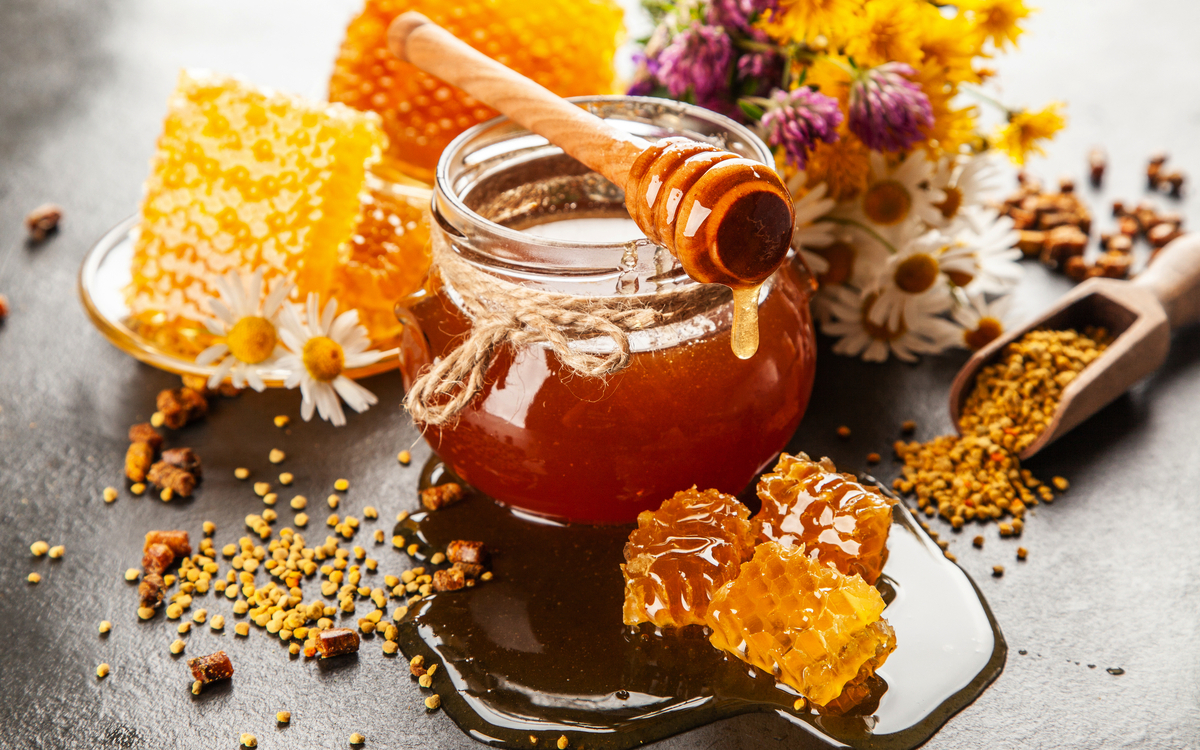 Honigglas und Schöpflöffel - © George Dolgikh - stock.adobe.com