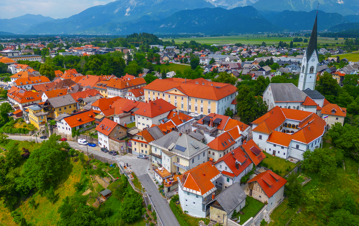 Luftaufnahme der slowenischen Stadt Radovljica - © dudlajzov - stock.adobe.com