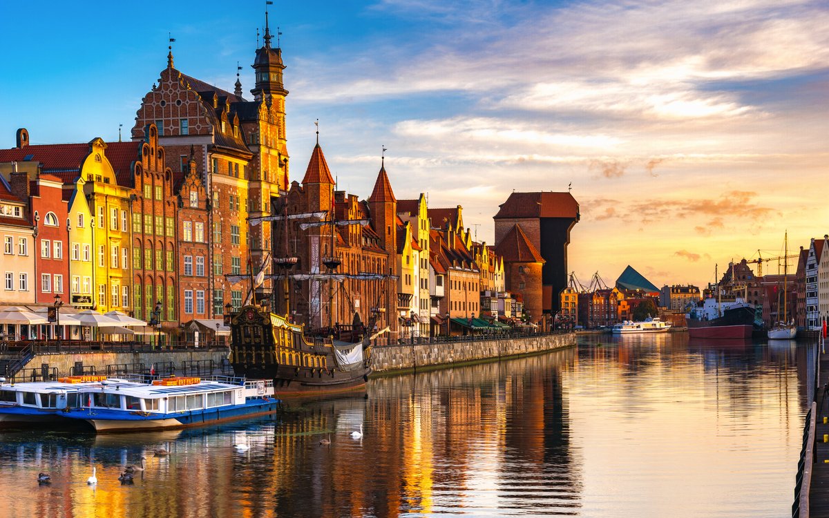 Danzig – Hafen mit Krantor - © Mike Mareen - stock.adobe.com