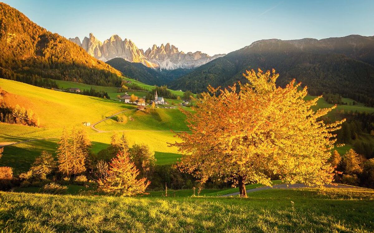 Villnöß im Herbst - © ronnybas - Fotolia