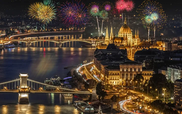 Feuerwerk über dem Burgberg in Budapest