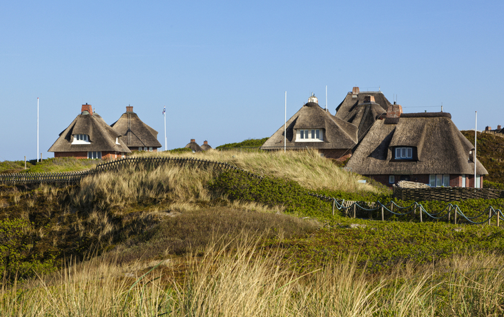 © eyewave - stock.adobe.com - Reetdachhäuser auf Sylt in der Nordsee, Deutschland