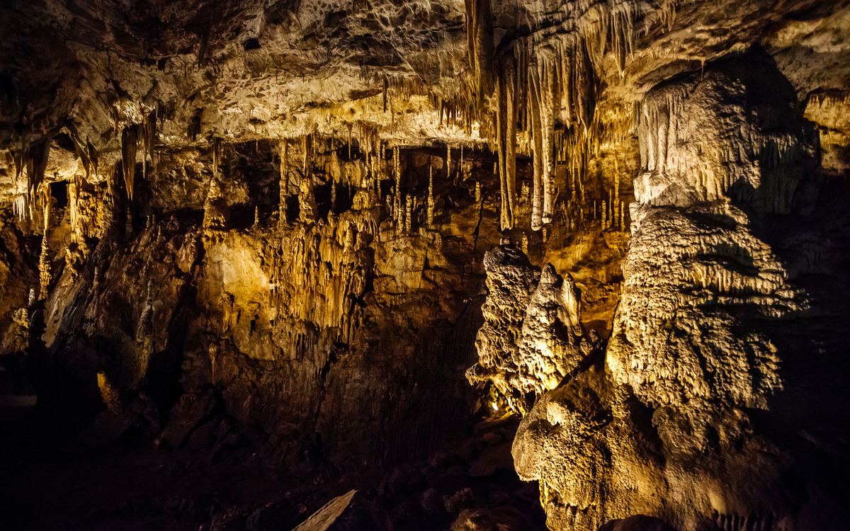 Stalaktiten und Stalagmiten in der Höhle von Punkva in Tschechien - ©Photoillustrator - stock.adobe.com