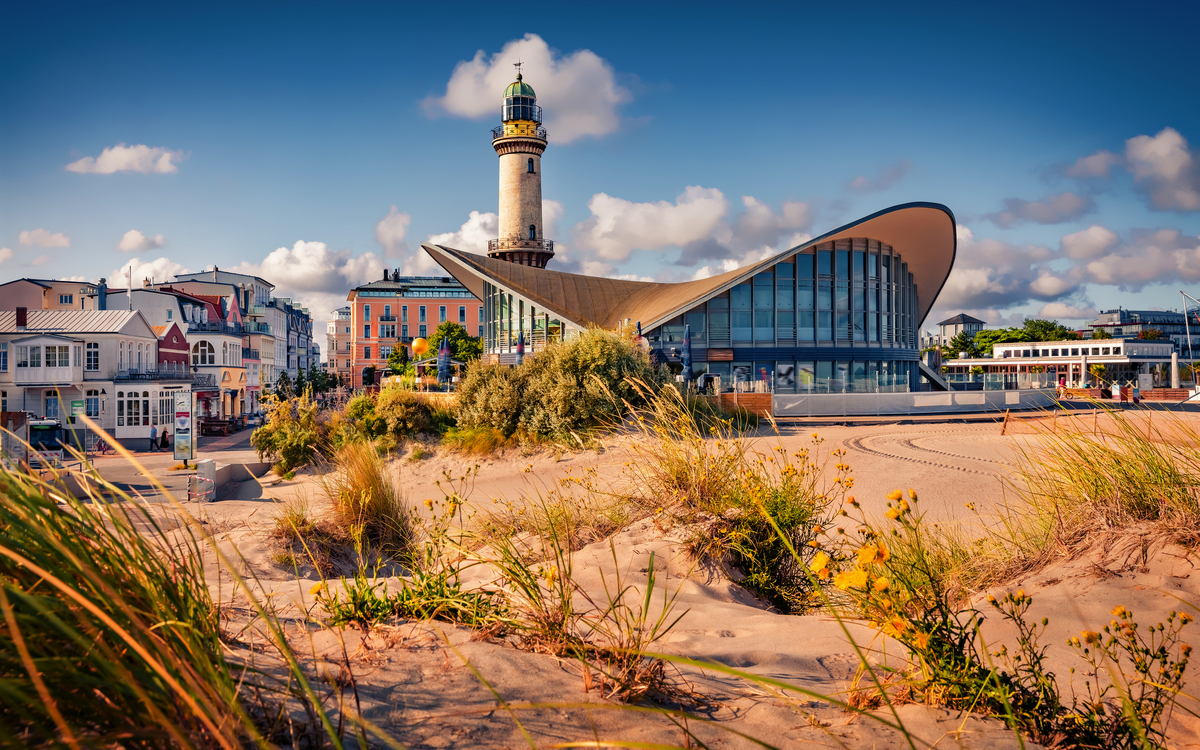 Warnemünde im Sommer - © Andrew Mayovskyy - stock.adobe.com