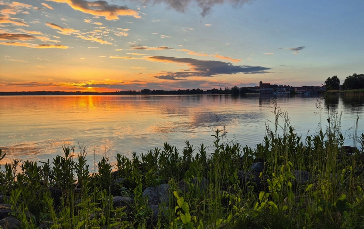 Sonnenuntergang an der Binnenmüritz bei Waren (Müritz) im Landkreis Mecklenburgische Seenplatte - © Sebastian - stock.adobe.com