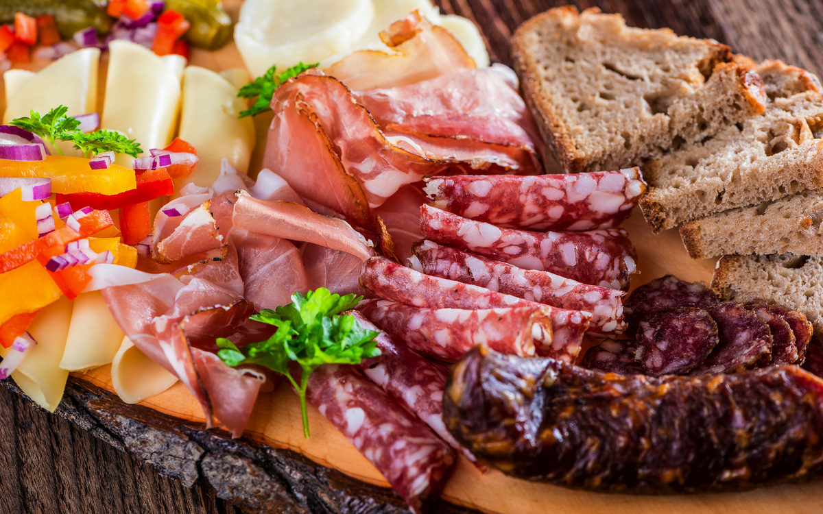 Brettljausn - Wurst- und Käse-Platte - © Hetizia - stock.adobe.com