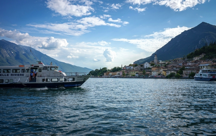 Burg am Wasser mit Booten und Bäumen bei sonnigem Himmel. - © Rene Hartmann - stock.adobe.com