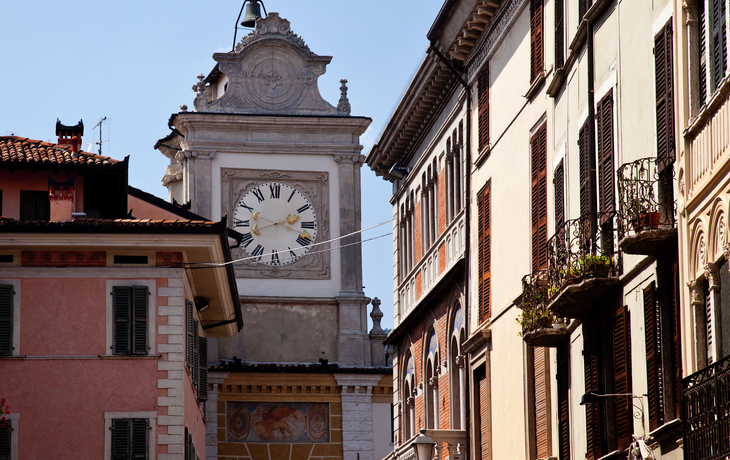 Burg am Wasser mit Booten und Bäumen bei sonnigem Himmel. - © Rene Hartmann - stock.adobe.com