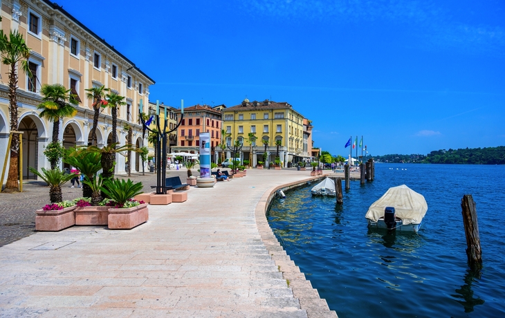 Burg am Wasser mit Booten und Bäumen bei sonnigem Himmel. - © Rene Hartmann - stock.adobe.com