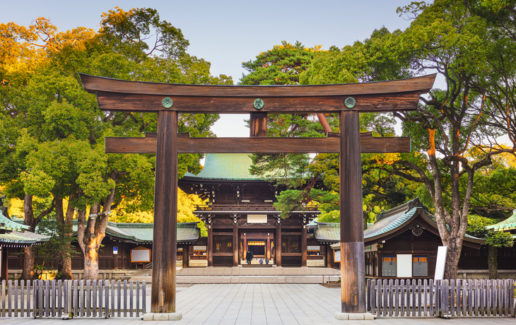 Holztor eines japanischen Schreins mit blauem Himmel und Bäumen im Hintergrund. - © beeboys - stock.adobe.com