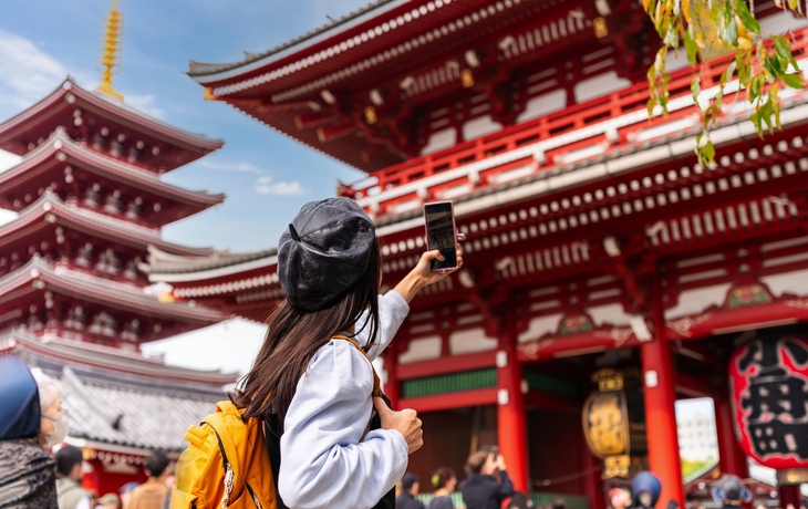 Holztor eines japanischen Schreins mit blauem Himmel und Bäumen im Hintergrund. - © beeboys - stock.adobe.com