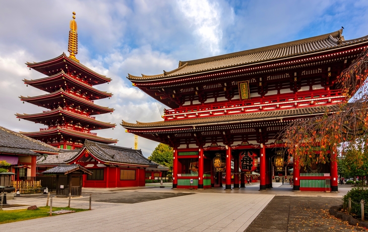 Holztor eines japanischen Schreins mit blauem Himmel und Bäumen im Hintergrund. - © beeboys - stock.adobe.com