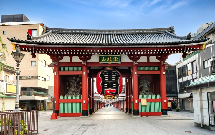 Holztor eines japanischen Schreins mit blauem Himmel und Bäumen im Hintergrund. - © beeboys - stock.adobe.com