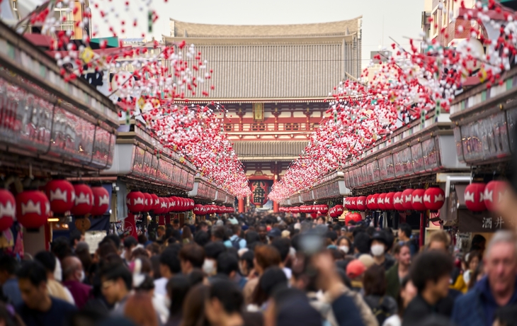 Holztor eines japanischen Schreins mit blauem Himmel und Bäumen im Hintergrund. - © beeboys - stock.adobe.com