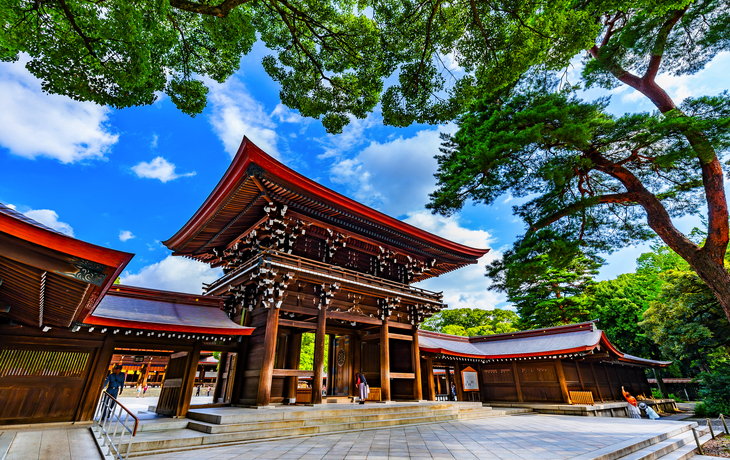 Holztor eines japanischen Schreins mit blauem Himmel und Bäumen im Hintergrund. - © beeboys - stock.adobe.com