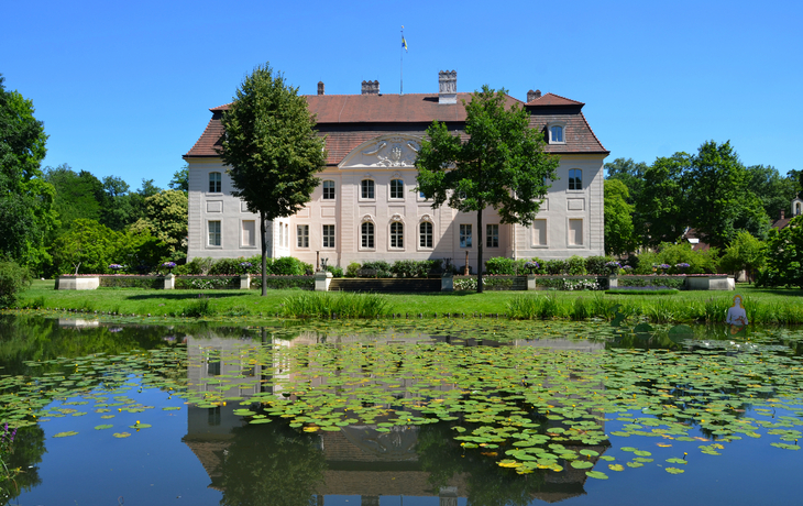 Schloss Branitz bei Cottbus mit Blick auf den See und die Umgebung im Park in der Niederlausitz, Brandenburg. - © traveldia - stock.adobe.com