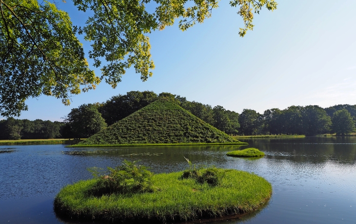 Schloss Branitz bei Cottbus mit Blick auf den See und die Umgebung im Park in der Niederlausitz, Brandenburg. - © traveldia - stock.adobe.com