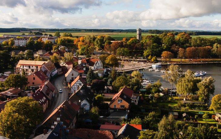 Aussicht auf die Stadt Waren an der Müritz in der Mecklenburgischen Seenplatte, mit roten Dächern, einem Hafen und umgebenden Seen. - © Tilo Grellmann - stock.adobe.com