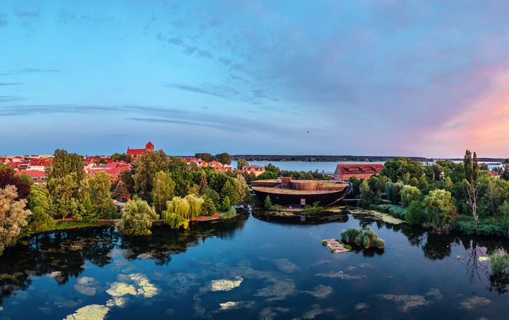 Aussicht auf die Stadt Waren an der Müritz in der Mecklenburgischen Seenplatte, mit roten Dächern, einem Hafen und umgebenden Seen. - © Tilo Grellmann - stock.adobe.com
