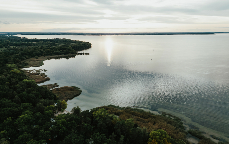 Aussicht auf die Stadt Waren an der Müritz in der Mecklenburgischen Seenplatte, mit roten Dächern, einem Hafen und umgebenden Seen. - © Tilo Grellmann - stock.adobe.com