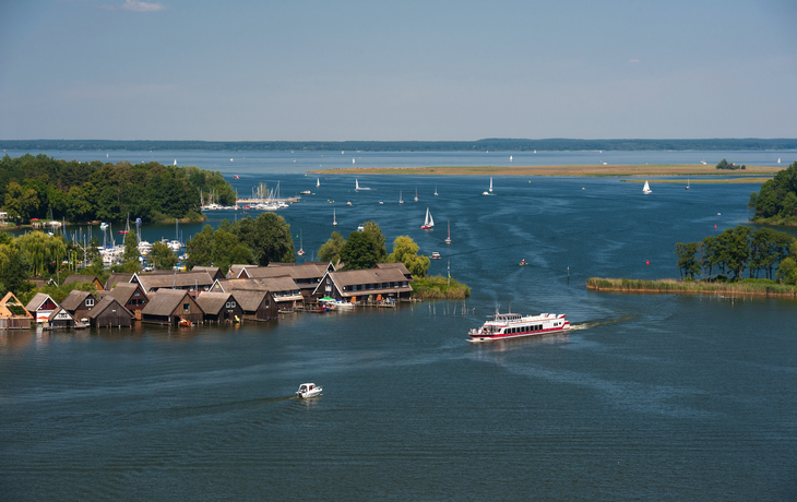 Aussicht auf die Stadt Waren an der Müritz in der Mecklenburgischen Seenplatte, mit roten Dächern, einem Hafen und umgebenden Seen. - © Tilo Grellmann - stock.adobe.com