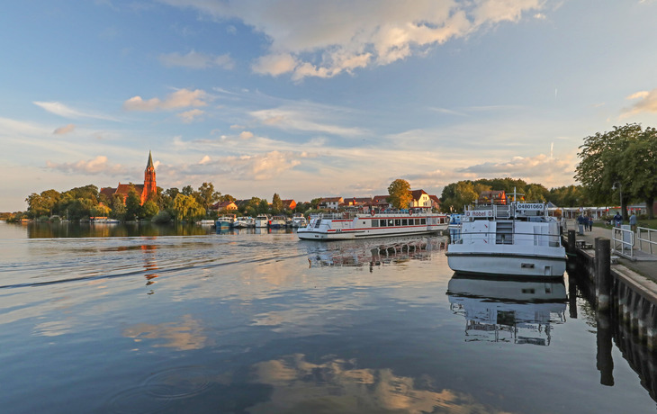 Aussicht auf die Stadt Waren an der Müritz in der Mecklenburgischen Seenplatte, mit roten Dächern, einem Hafen und umgebenden Seen. - © Tilo Grellmann - stock.adobe.com