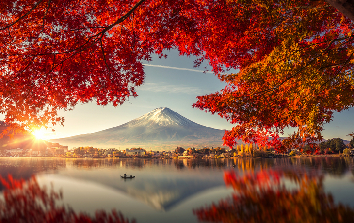 Herbstlandschaft am Kawaguchiko-See mit Mt. Fuji und roten Ahornblättern. - © Olah - stock.adobe.com