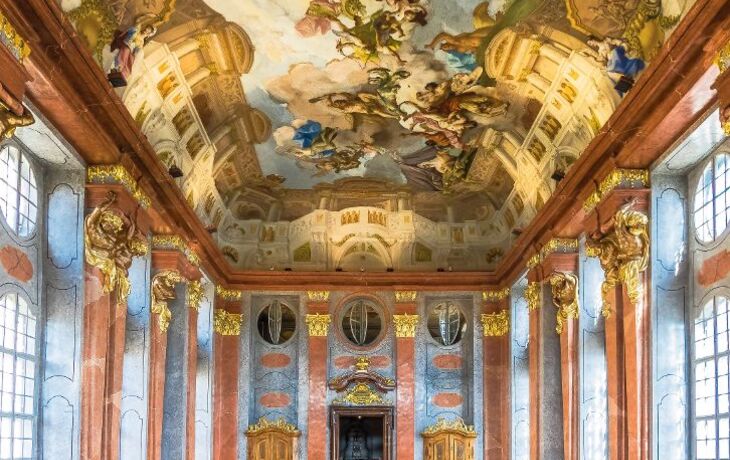 Barockes Kloster auf Hügel über Fluss, umgeben von Bäumen. - © kojin_nikon - stock.adobe.com