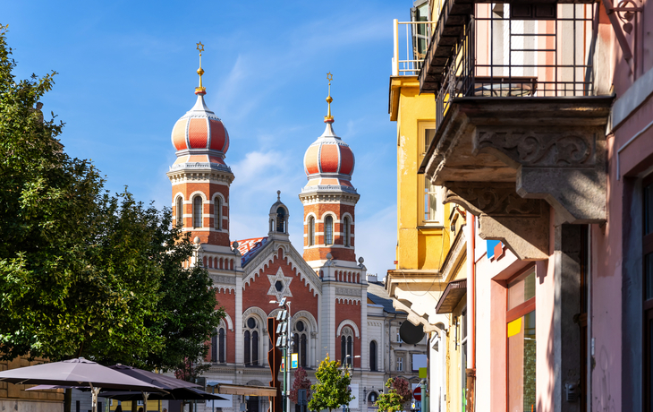 Luftaufnahme einer Kirche auf einem großen Platz mit umliegenden Gebäuden. - © Kletr - stock.adobe.com