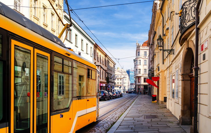 Luftaufnahme einer Kirche auf einem großen Platz mit umliegenden Gebäuden. - © Kletr - stock.adobe.com