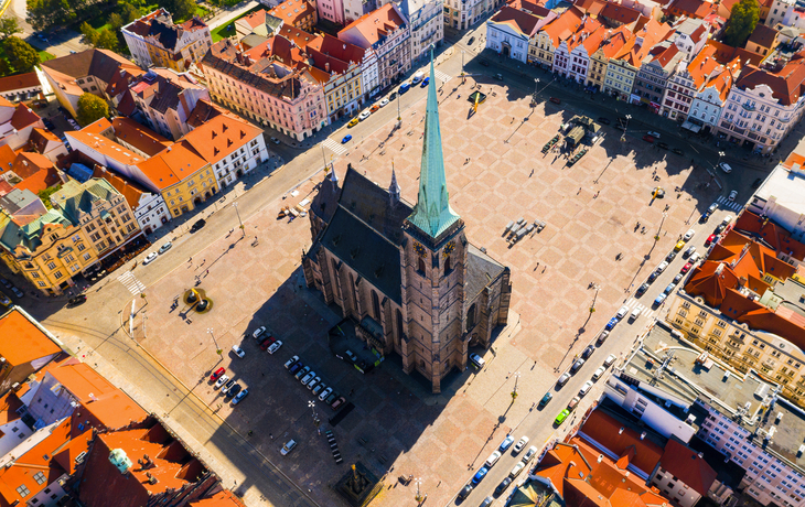 Luftaufnahme einer Kirche auf einem großen Platz mit umliegenden Gebäuden. - © Kletr - stock.adobe.com