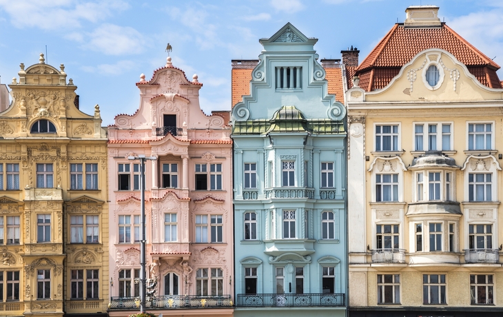 Luftaufnahme einer Kirche auf einem großen Platz mit umliegenden Gebäuden. - © Kletr - stock.adobe.com