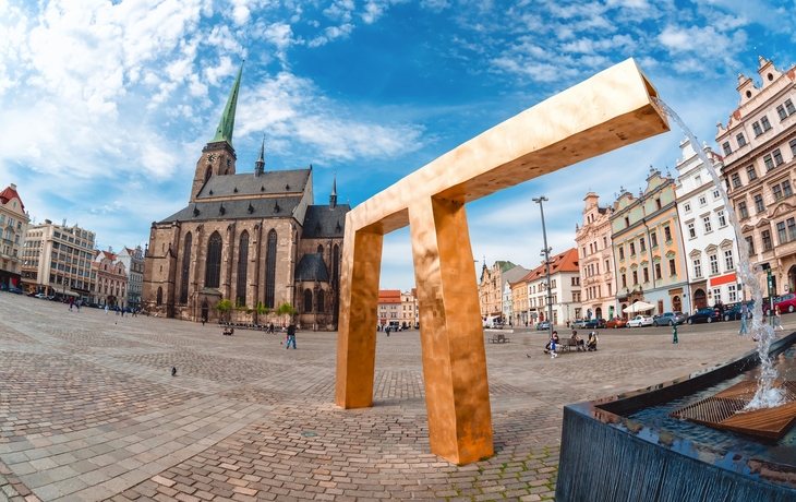 Luftaufnahme einer Kirche auf einem großen Platz mit umliegenden Gebäuden. - © Kletr - stock.adobe.com
