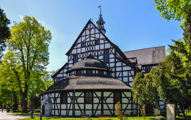 Städtischer Platz mit historischen Gebäuden und Bäumen an einem sonnigen Tag. - © Marcin - stock.adobe.com