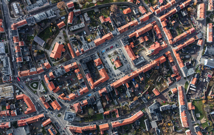 Städtischer Platz mit historischen Gebäuden und Bäumen an einem sonnigen Tag. - © Marcin - stock.adobe.com