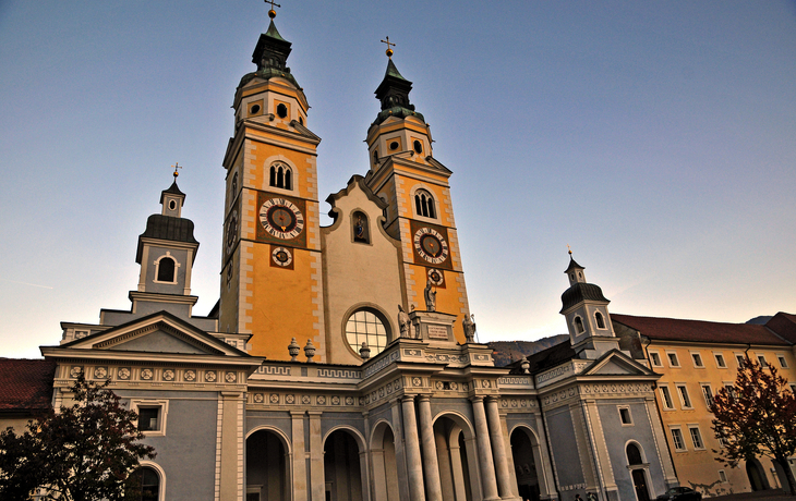 Blick auf den Brixner Dom in Brixen, Trentino-Südtirol, im Herbst. - © lamio - stock.adobe.com