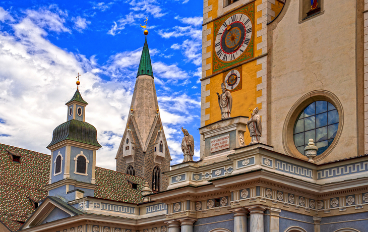 Blick auf den Brixner Dom in Brixen, Trentino-Südtirol, im Herbst. - © lamio - stock.adobe.com